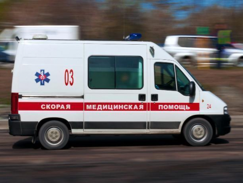 19-летнего водителя увезли на «скорой» с места аварии в Волжском