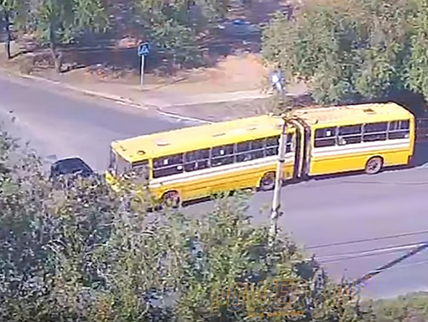 Камеры наблюдения сняли, как автобус-гармошка таранит легковушку на перекрестке в Волжском 
