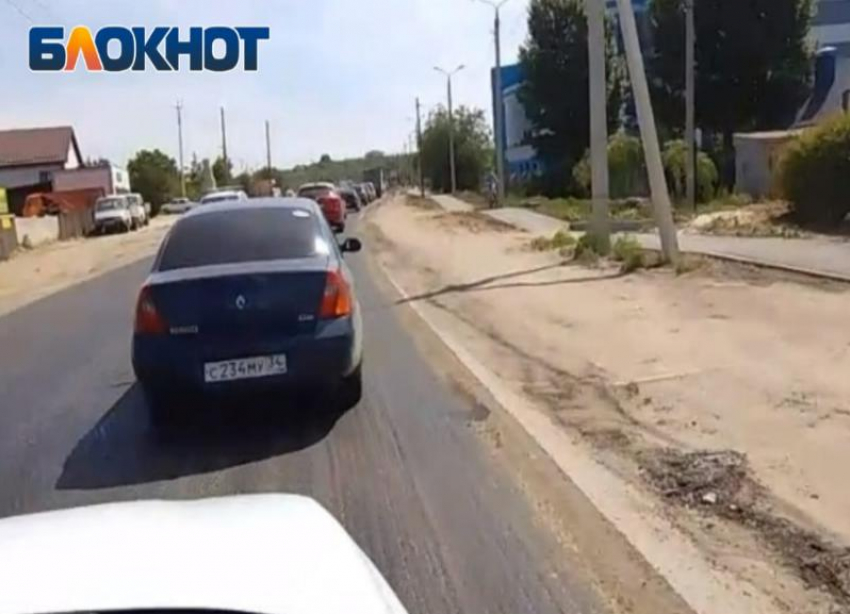 Трехкилометровая пробка отрезала остров Зеленый от Волжского:видео