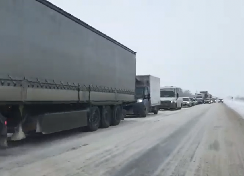 Волжанка сняла на видео многокилометровую очередь из фур на трассе