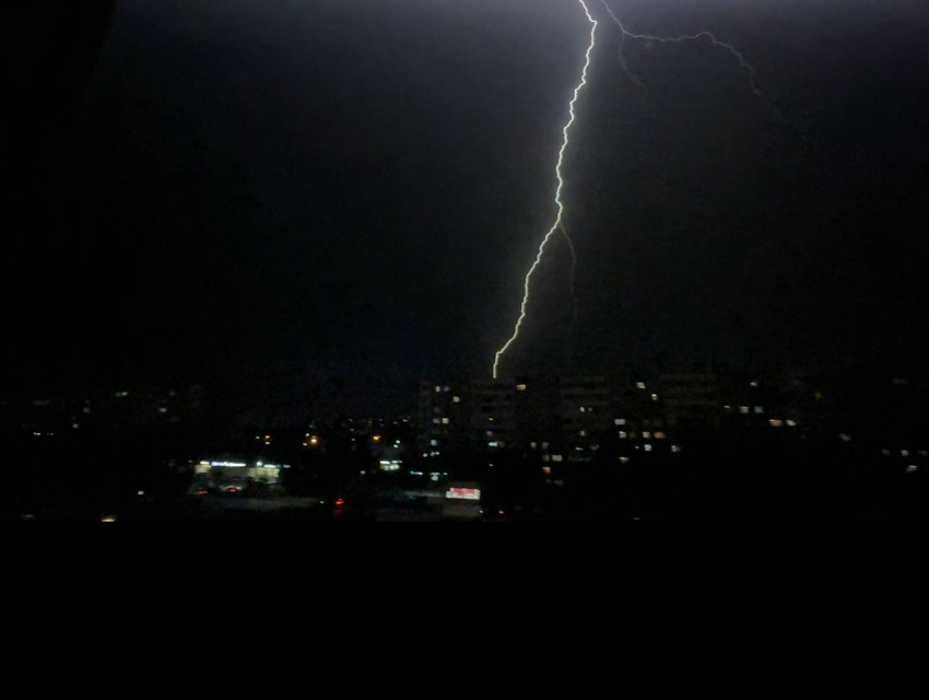 Утро с водой и без разрушений: Волжский за ночь привели в порядок после жуткого урагана