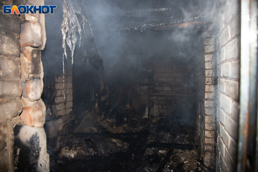 Короткое замыкание и печь: спасатели назвали предварительные причины двух пожаров в Волжском