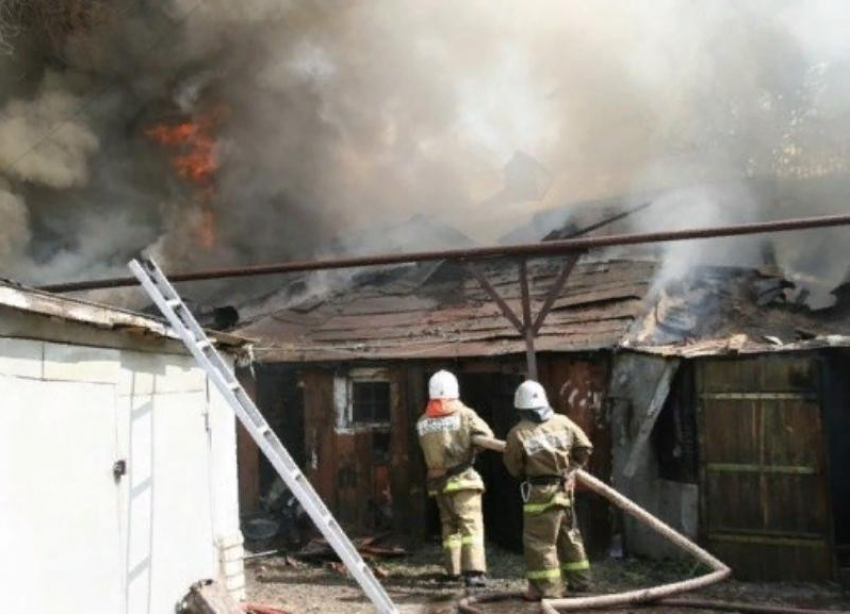 Ночью в Среднеахтубинском районе сгорела частная собственность