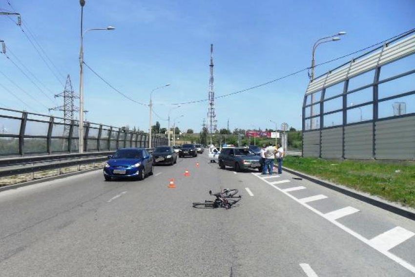 На въезде на «танцующий мост» через Волгу водитель «четырнадцатой» сбил велосипедистку