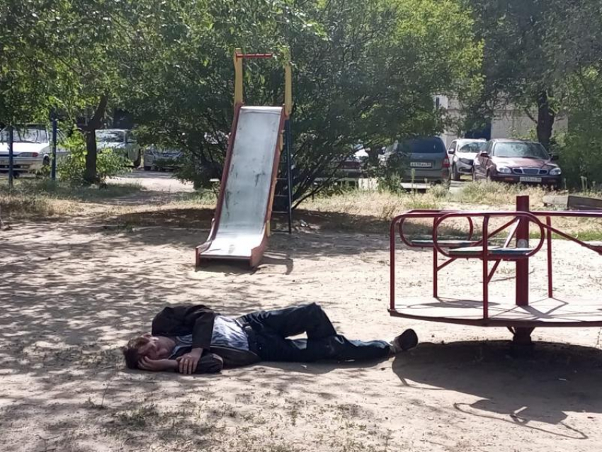 Мужчину без сознания нашли на детской площадке Волжского
