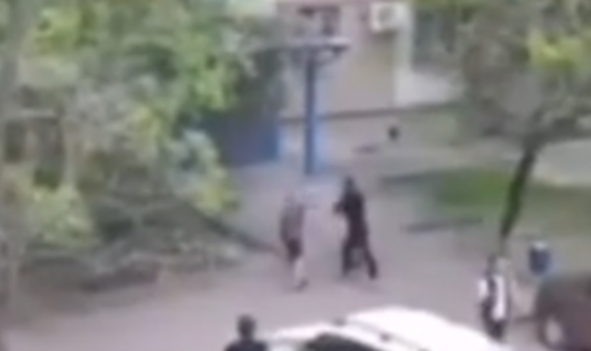 Жестокая расправа в праздник: в Волжском избили мужчину за замечание о разоренном палисаднике