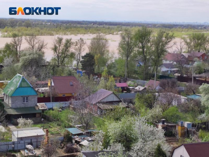 В Волжском Ахтуба окрасилась в розовый цвет накануне Пасхи: фото