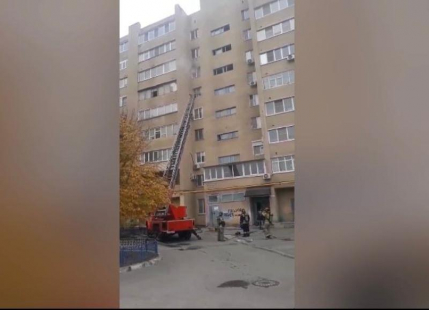 Пожар в многоквартирном доме в Волжском попал на видео