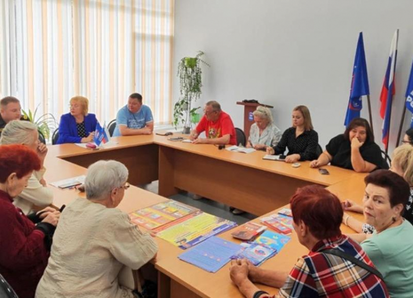 Протекающая кровля и распитие алкоголя на пляже: волжские депутаты подвели итоги работы