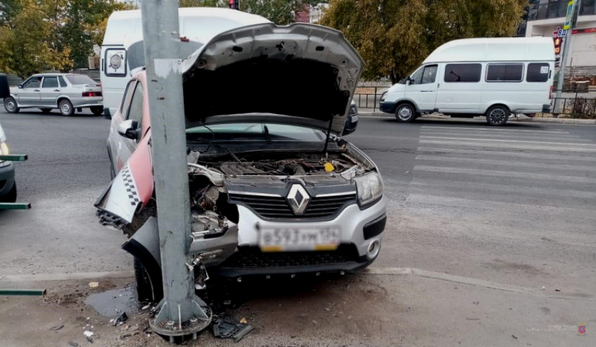 Женщина-водитель выпала из салона авто на ходу напротив храма в Волжском