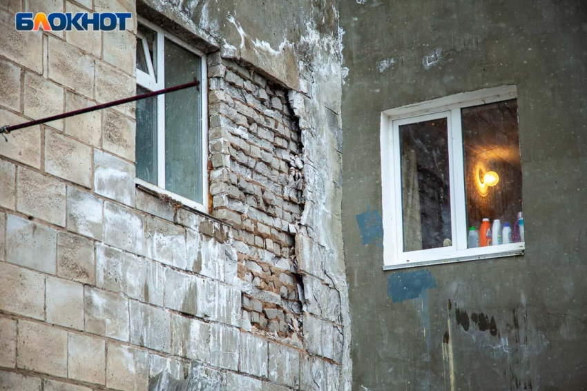 36-летняя женщина выпала из окна на глазах у родных в Волгограде
