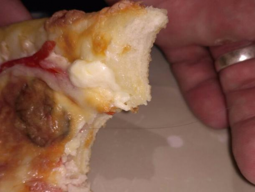 Толстый черный волос в куске своей пиццы из «Aik бистро» нашел парень из Волжского