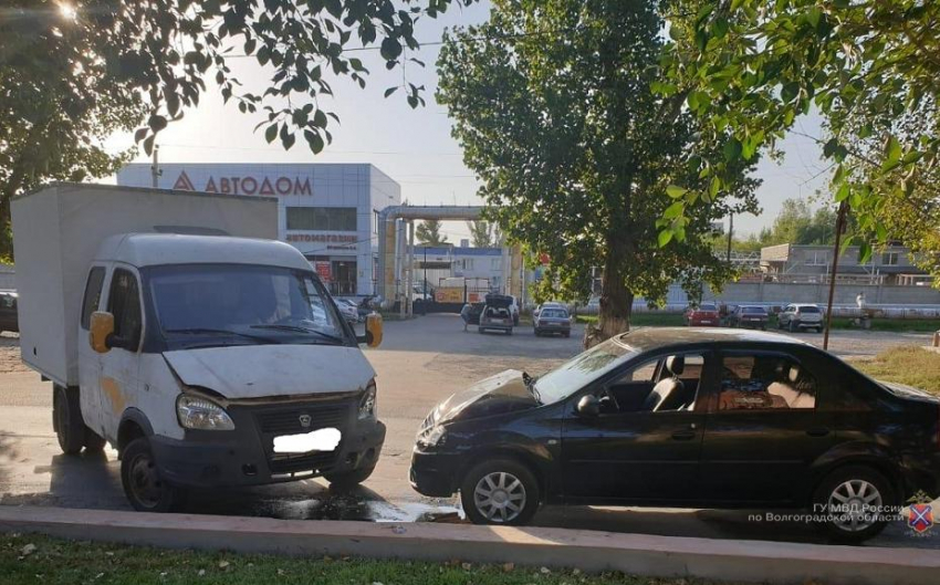 В Волжском столкнулись грузовая ГАЗель и Renault Logan