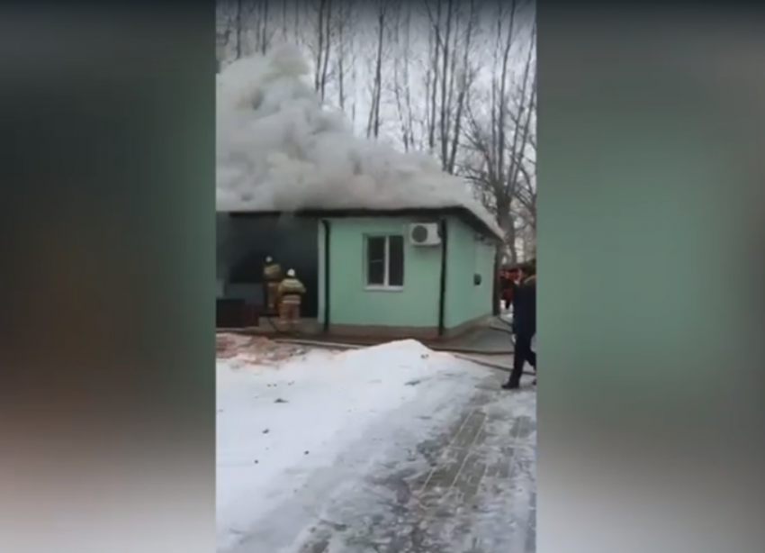 Знаменитая турбаза полыхала под Волжским: видео