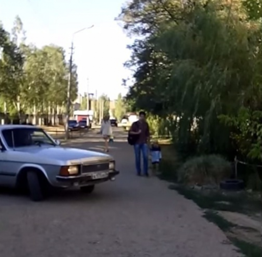 Волжане окрестили тротуар возле детсада на Карбышева смертельным 