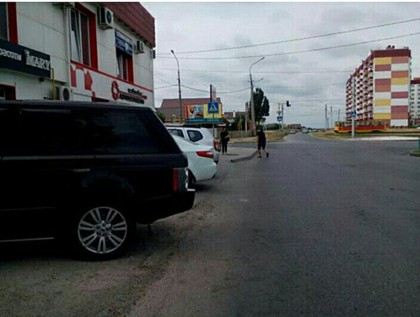 Из-за припаркованных на тротуаре машин школьники вынуждены идти по краю проезжей части в Волжском