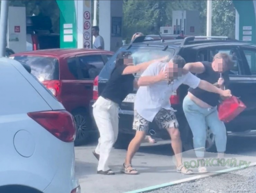 Пенсионеры подрались на АЗС в Волжском из-за очереди