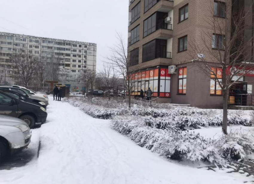 Волжский завалило весенним снегом: как волжане справляются с внезапными осадками
