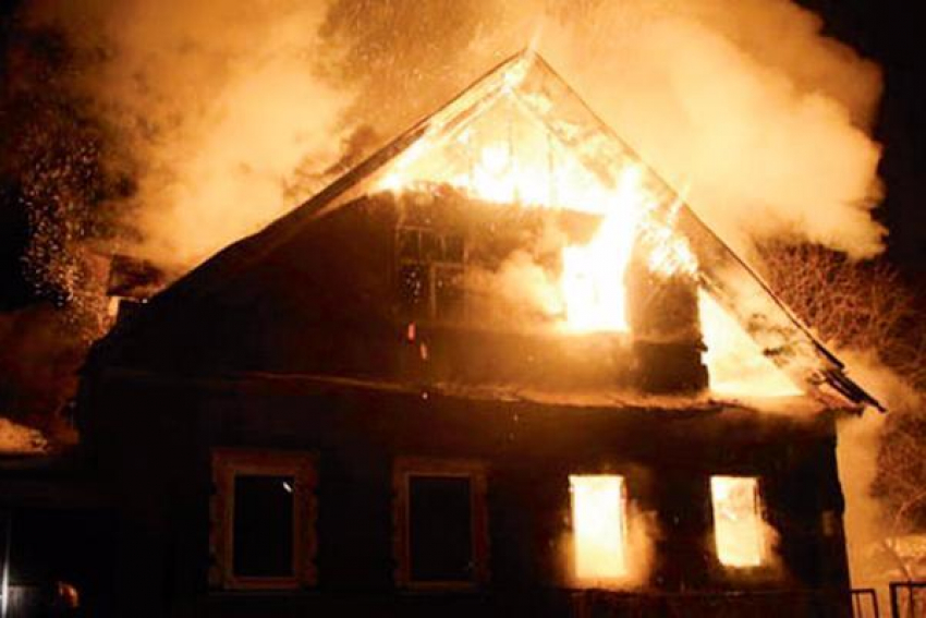 В Заплавном неподалеку от Волжского в частном доме сгорел чердак