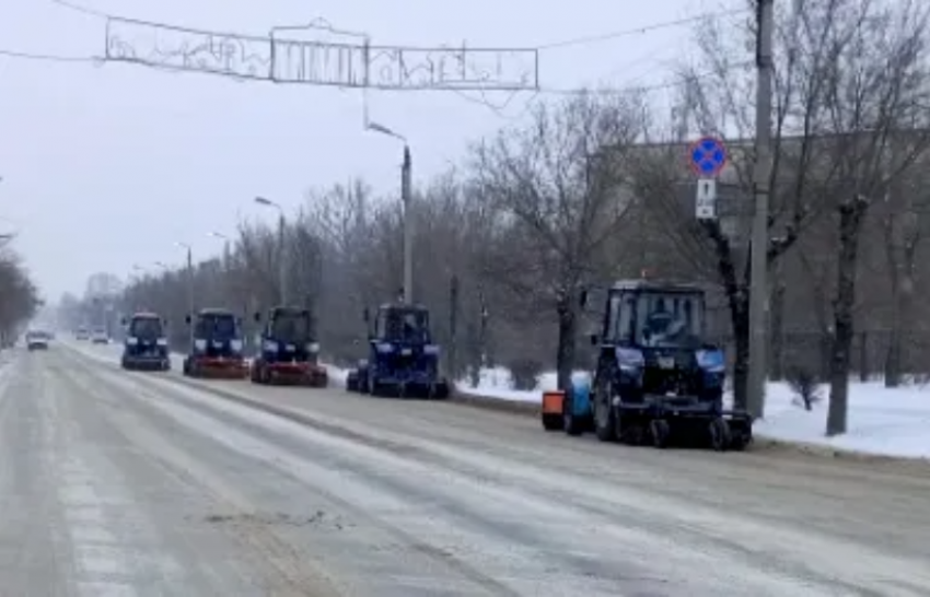 В Волжском на уборку дорог вывели десятки рабочих и спецтехнику