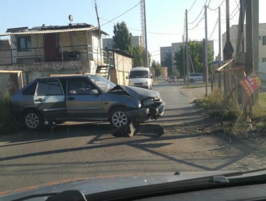 "Четырнадцатая» всмятку: в Волжском автомобиль врезался в забор