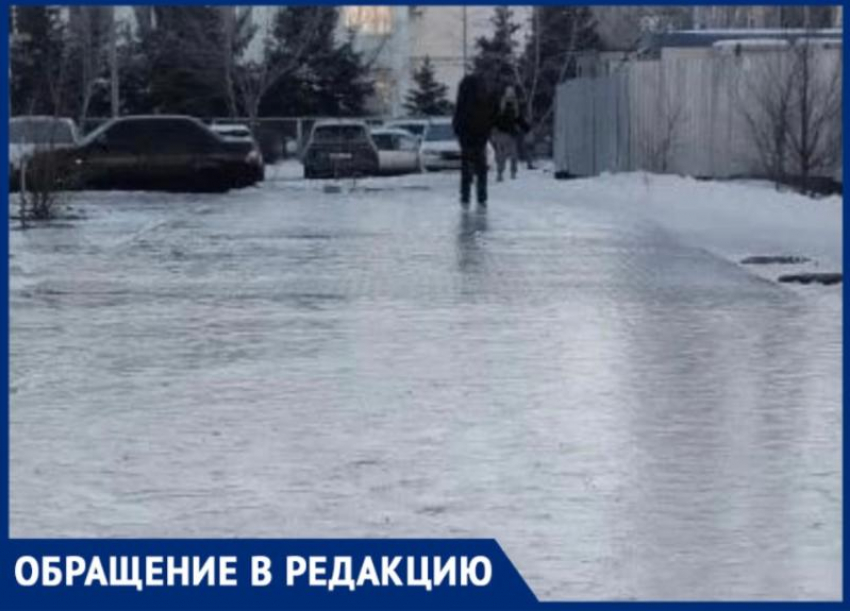 Каток вместо двора: жители 32А микрорайона в Волжском не могут выйти из подъездов из-за гололеда