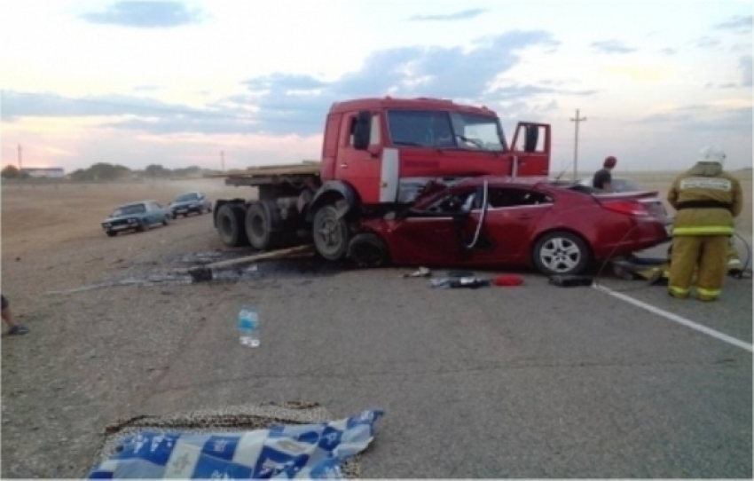 Семья из Волгограда погибла в ДТП в Калмыкии