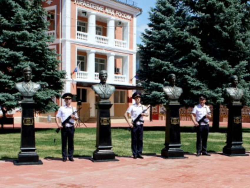 В Волжском открыли Аллею Памяти погибшим милиционерам