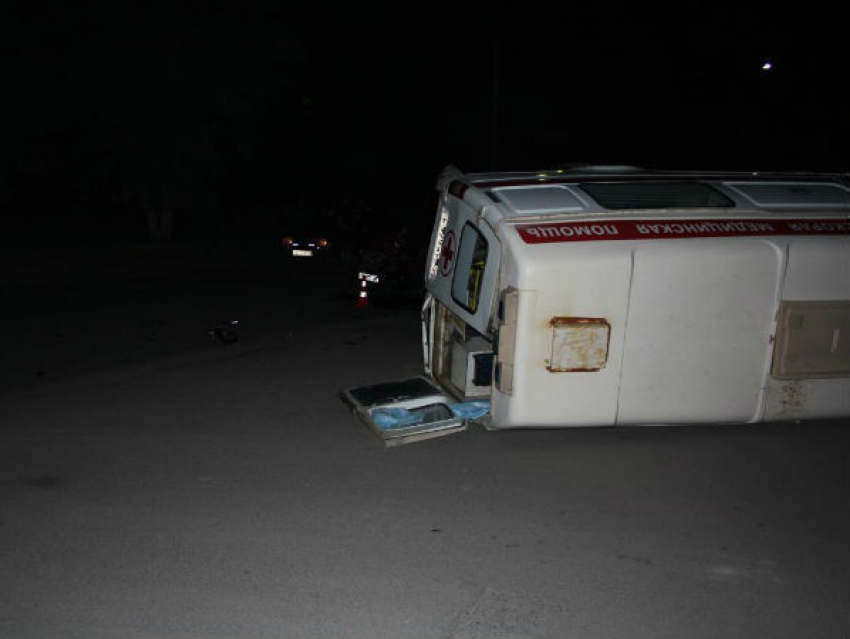 В Волжском в результате ДТП перевернулась машина скорой помощи 