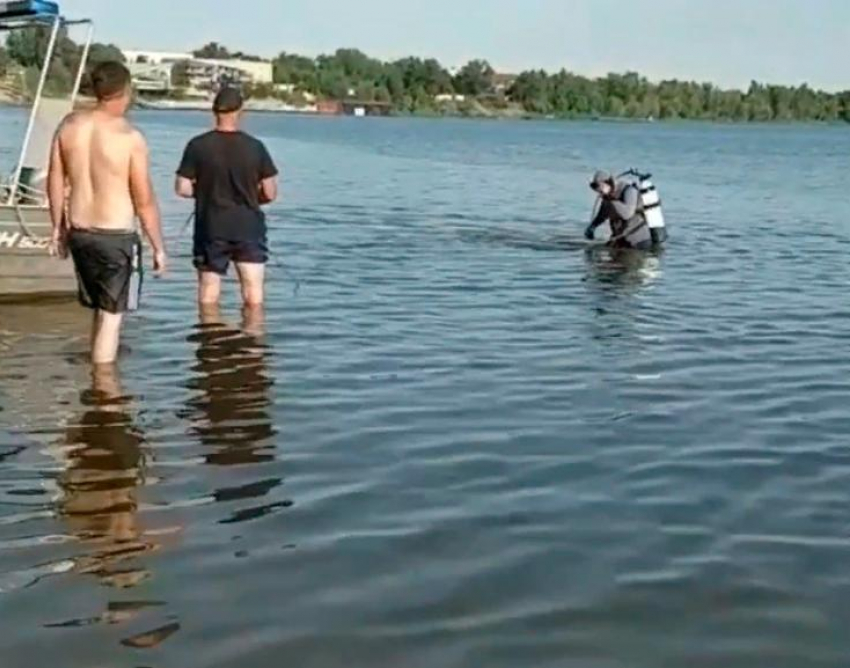 На пляже в Волжском водолазы ведут поиски 52-летнего мужчины