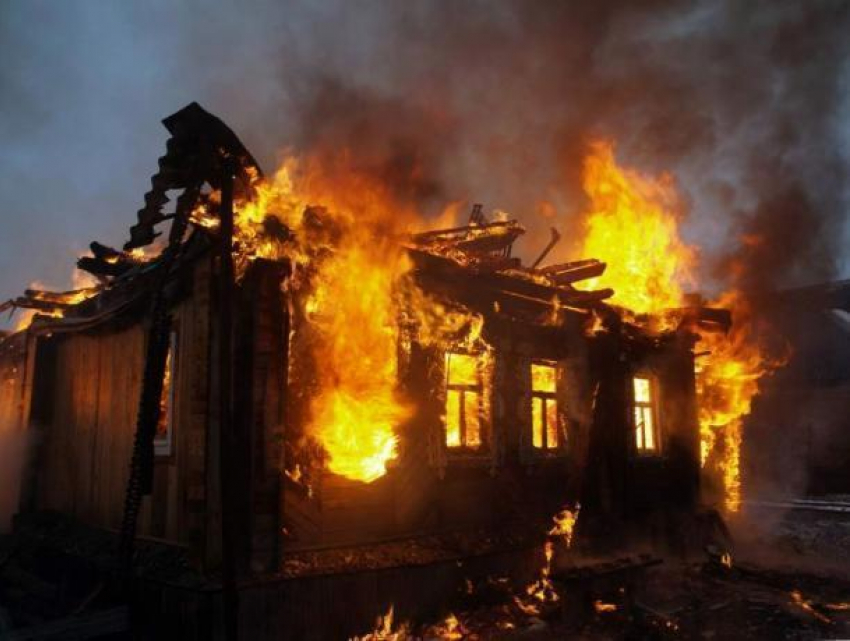 Почти дотла сгорел частный дом в селе Каршевитое