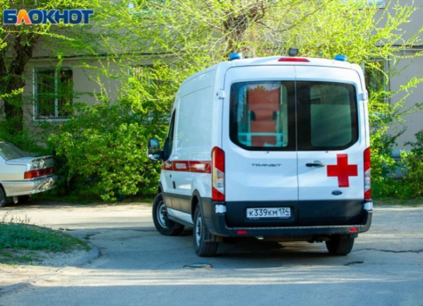 Иномарка сбила 13-летнего подростка под Волгоградом: школьник выбежал из-за автомобиля