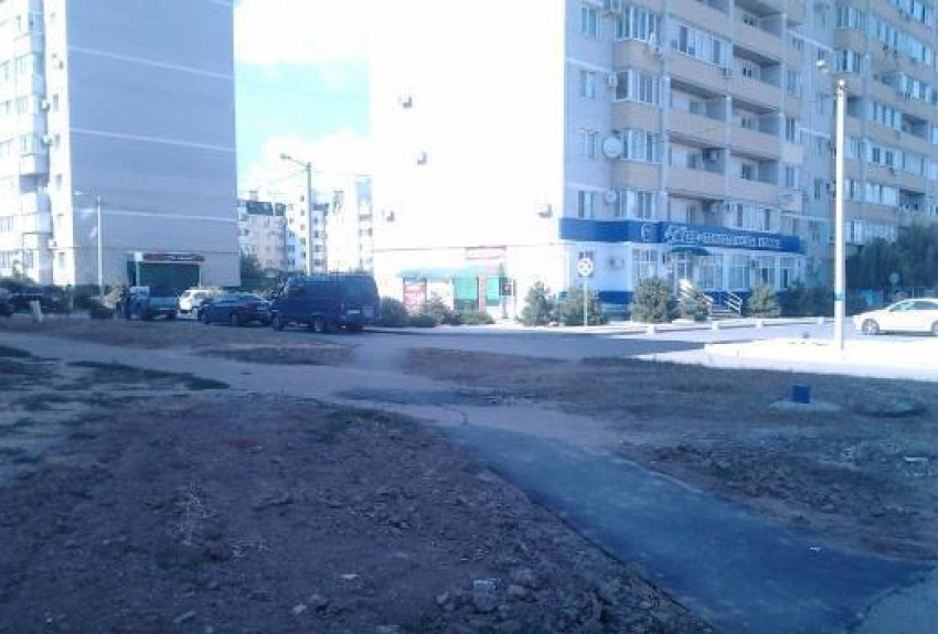 Тротуар в 22 микрорайоне Волжского наконец-то воссоединился с пешеходной дорожкой