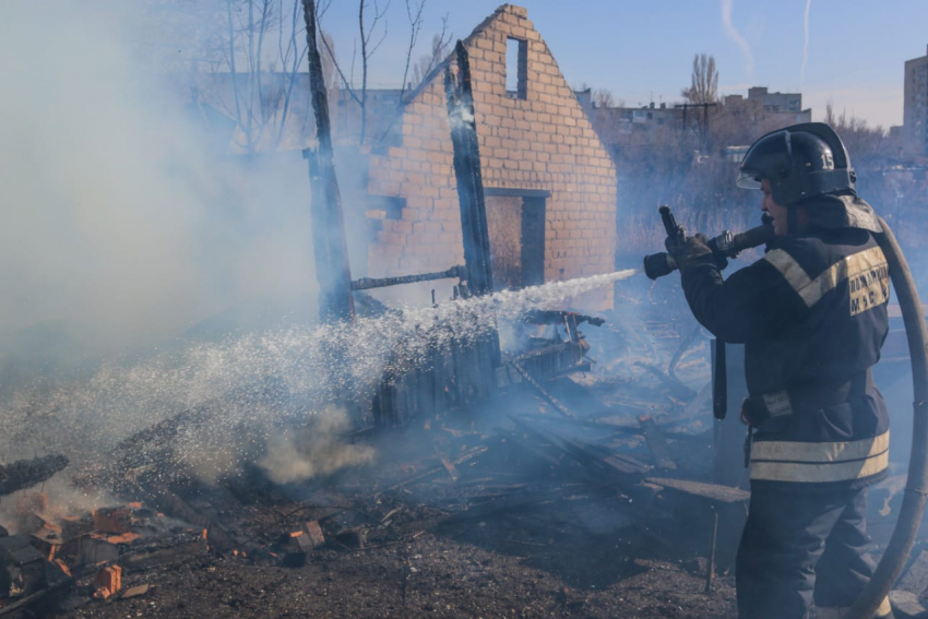 Масштабный пожар в Ленинском районе уничтожил запасы сена