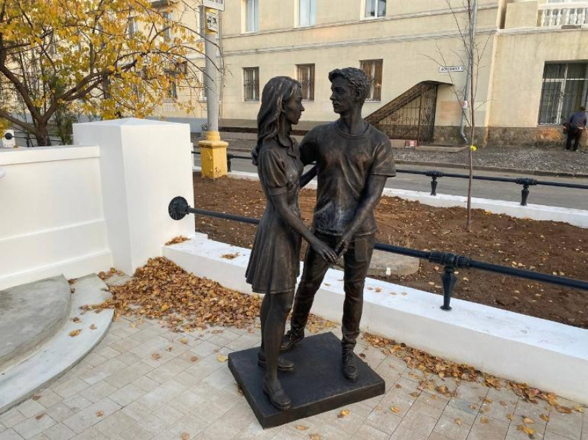 На новой Фонтанной в Волжском появилась скульптура влюбленных