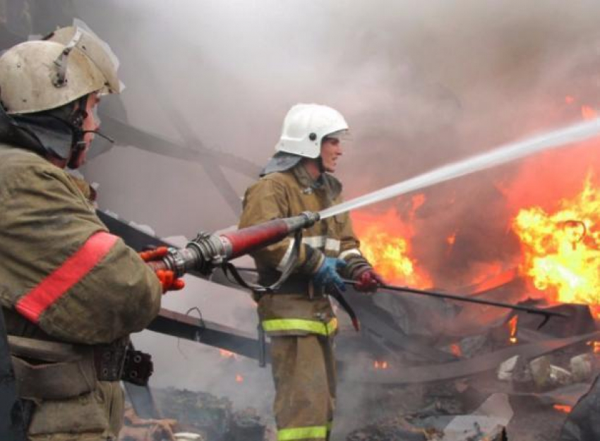 Женщина получила сильные ожоги на крупном пожаре под Волжским