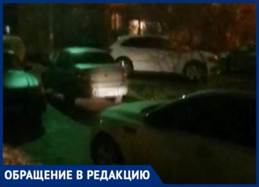 «А говорят, что бабы дуры»: автоледи сняла на видео парковку в одном из дворов Волжского