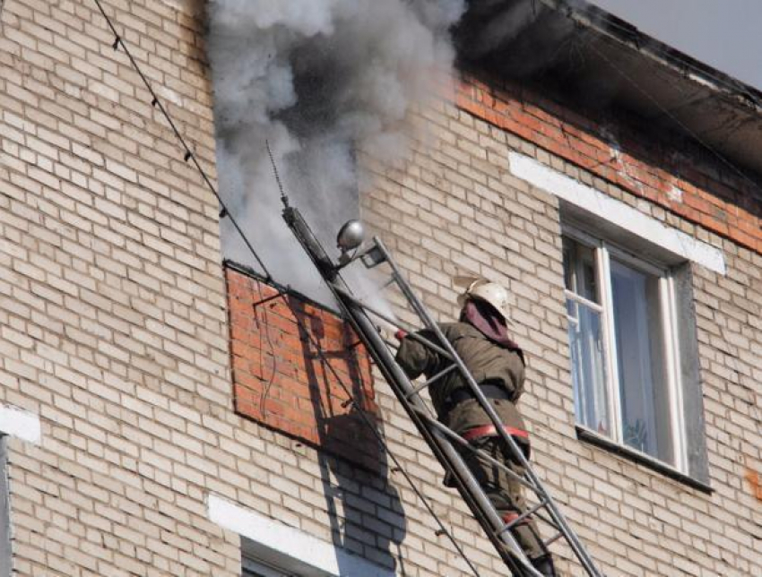 Жилой дом загорелся из-за невнимательности квартирантов в Волжском