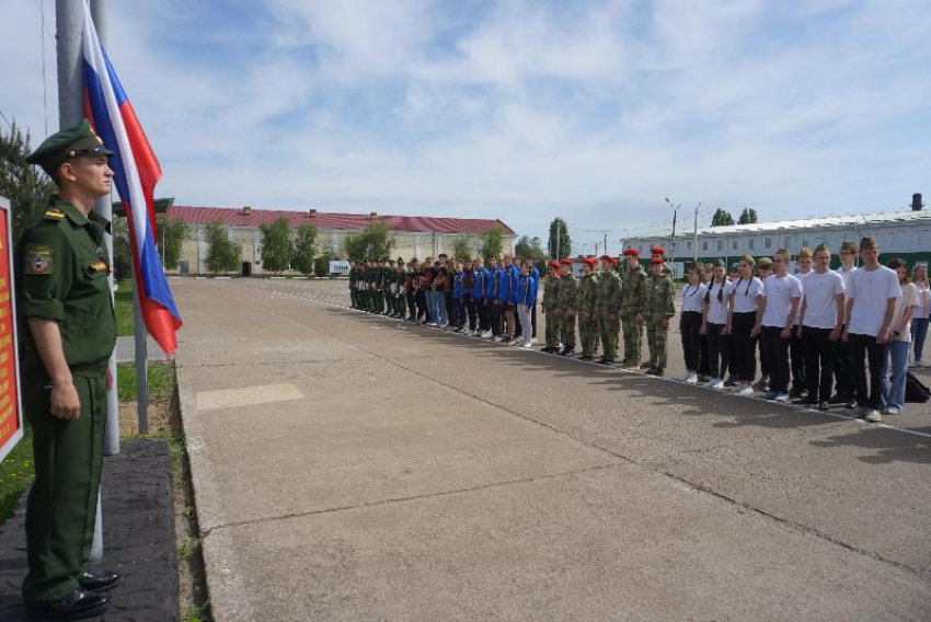 Сборка автомата и эвакуация раненых: волжские школьники проходят испытания на Зарнице