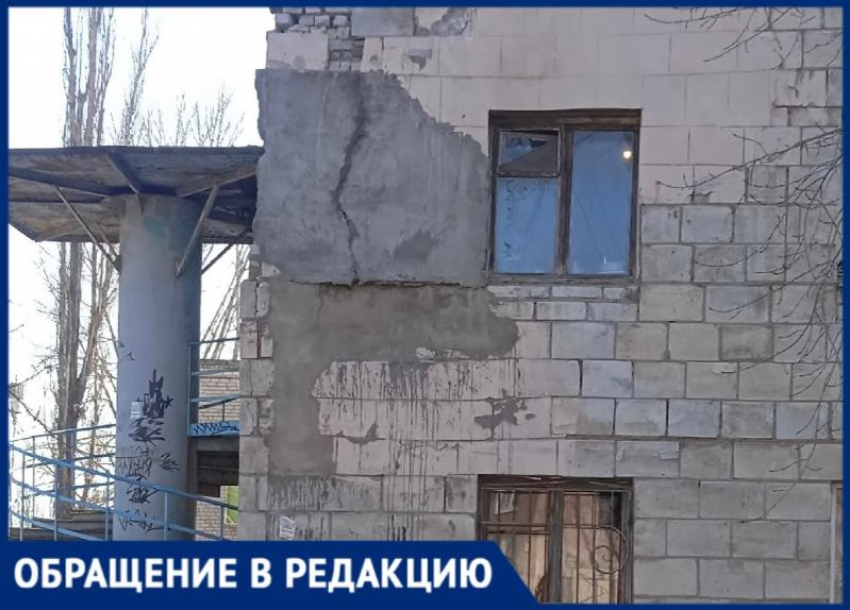 «Страшно, что дом развалится»: жительница Волжского рассказала об обрушении фасада