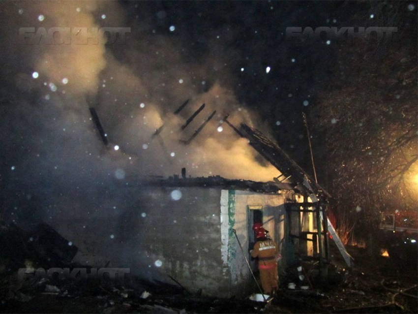 Спасатели вынесли из горящего дома под Волгоградом двух человек