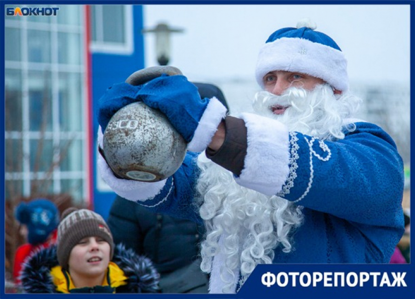 В Волжском Дед Мороз-атлет показал, как тягать гири