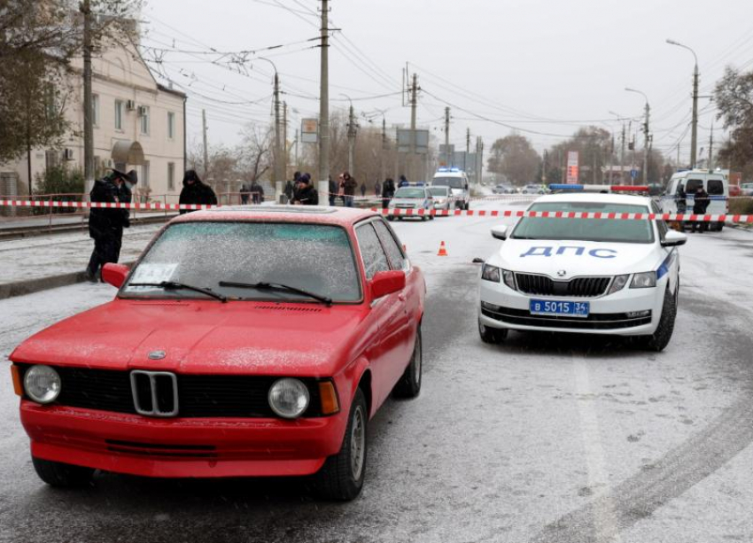 В Волгограде водитель BMW ударил по голове монтировкой сотрудника полиции