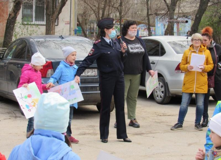 Детский в волжском. Дети на прогулке. Мероприятия в Волжском для детей и их родителей. Во дворе гуляет непогодь. Дворы гулять с детьми Калининград.