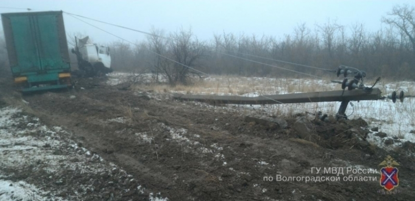 На трассе под Волгоградом большегруз повалил опору ЛЭП: водитель в больнице