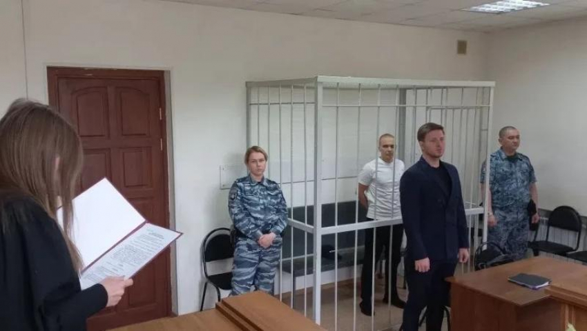 Удары бутылкой и угрозы продавцам: в Волжском осудили последнего участника пьяной расправы над покупателем