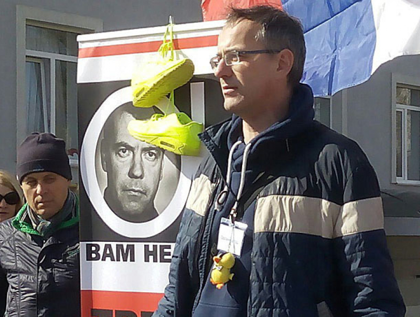 Человек, похожий на Яценюка, организовал акцию оппозиции в Волжском