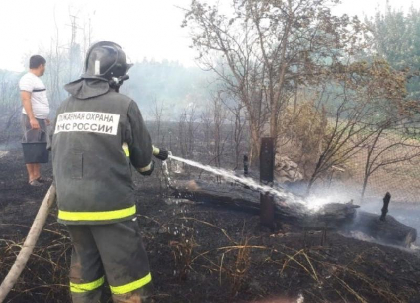 Пожар в Волжском уничтожил заброшенное здание