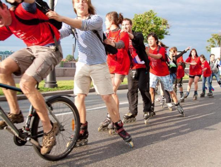 Скейтеров, велосипедистов и роллеров пригласили отметить день рождения триколора