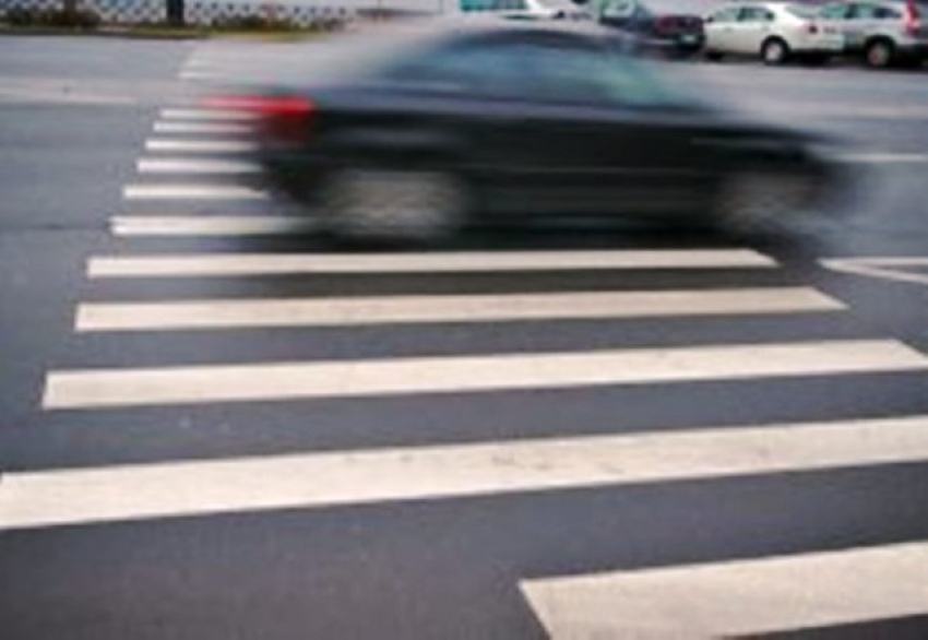 На юге Волгограда водитель сбил 26-летнюю девушку и скрылся